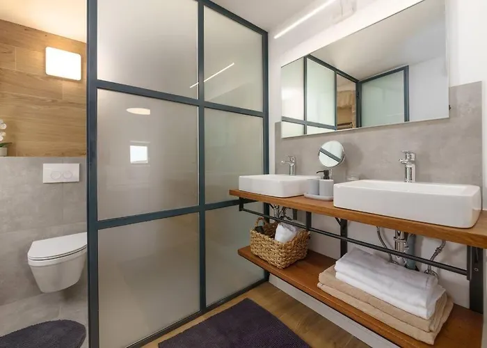 Santina By Briskva * Visnjan