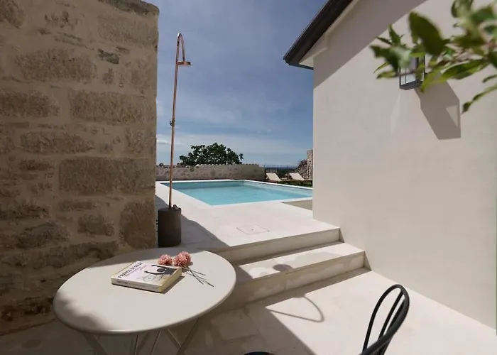 Santina By Briskva Visnjan